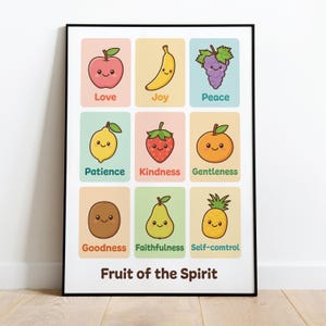 Puede incluir: Un póster enmarcado con nueve ilustraciones de frutas de dibujos animados, cada una con una cara sonriente y una palabra: Amor, Alegría, Paz, Paciencia, Bondad, Amabilidad, Bondad, Fidelidad y Autocontrol. La frase "Fruto del Espíritu" está en la parte inferior.