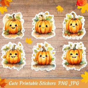 以下が含まれることがあります： 笑顔の可愛い漫画の南瓜が描かれた、印刷可能なステッカー6枚セット。各南瓜は秋の紅葉に囲まれ、水彩画のような効果が施されています。