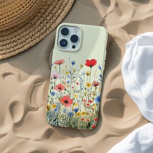 Op de afbeelding: Een crèmekleurige telefoonhoes met een aquarelontwerp van een veld met wilde bloemen in tinten rood, blauw, geel en groen.