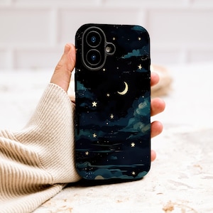 Puede incluir: Funda de teléfono con un diseño de cielo nocturno, con una luna creciente, estrellas y nubes en tonos azul marino y verde azulado. La funda tiene un módulo de cámara negro.