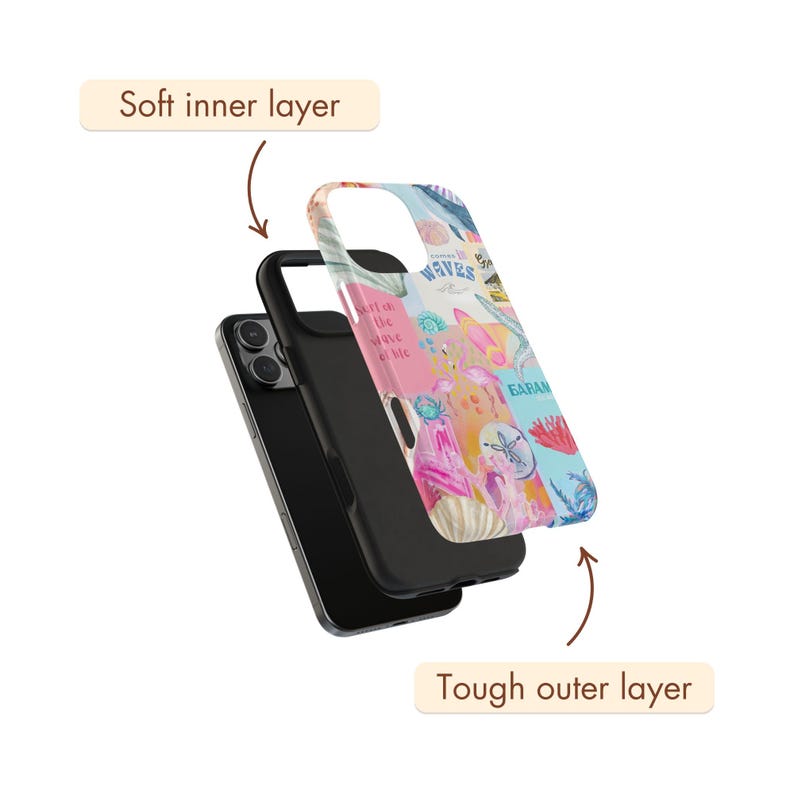 Op de afbeelding: Een tweedelige telefoonhoes met een zachte binnenlaag en een stevige buitenlaag. De buitenlaag heeft een kleurrijk ontwerp met schelpen, zeesterren en de tekst "Surf on the wave & be free".