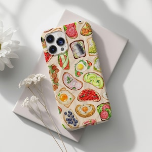 Op de afbeelding: Een telefoonhoesje met een kleurrijk patroon van verschillende open sandwiches. De sandwiches bevatten ingredi&euml;nten zoals eieren, avocado, tomaten en bessen. Het hoesje is ontworpen voor een iPhone.