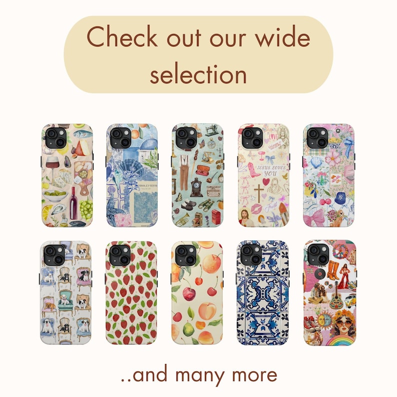 Op de afbeelding: Een selectie van tien verschillende telefoonhoesjes met verschillende kleurrijke en gepatroneerde ontwerpen. De ontwerpen omvatten een wijnfles en druiven, een vintage kaart, een verzameling vintage items, een kruis met de tekst "Jesus loves you", een bloemenpatroon, een hond die op een stoel zit, aardbeien, perziken en kersen, blauwe en witte tegels en een vredesteken met een vrouw die een zonnebril draagt.