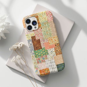 Könnte beinhalten: Eine Handyhülle mit Patchwork-Design, das verschiedene florale Muster in den Farben Rosa, Orange, Grün und Braun zeigt. Die Hülle hat einen Ausschnitt für die Kamera.