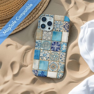 Puede incluir: Una funda de teléfono con un diseño de azulejos azules y blancos. La funda presenta un patrón de azulejos cuadrados en varios tonos de azul y blanco, con motivos florales y geométricos. El texto "MagSafe Compatible" es visible.
