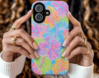 Può includere: Custodia per telefono colorata con un vivace motivo floreale di fiori di ibisco nei toni del rosa, blu, giallo e verde. La custodia ha una finitura lucida e un ritaglio per la fotocamera.