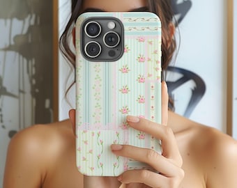 Capa para celular em renda rosa e verde-sálvia suave. Estilo coquete, rendado, estético, feminino, moderno, fofo e delicado. Compatível com iPhone 16, 15, 14, 13, 12, 11, X, 8 Pro Max Plus e Samsung.