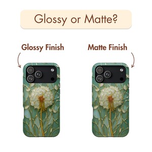 Op de afbeelding: Twee telefoonhoesjes met een paardenbloemontwerp, &eacute;&eacute;n met een glanzende afwerking en de andere met een matte afwerking. De hoesjes zijn teal met een witte paardenbloem en gouden accenten. De tekst "Glossy or Matte?" staat bovenaan.