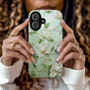 Coque de portable en vitrail magnolia, faux vitrail, design floral doré, coquette tendance pour iPhone 16 15 14 13 12 11 8 Pro Max Plus X Samsung