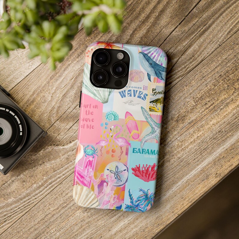 Op de afbeelding: Een kleurrijke telefoonhoes met een collage van afbeeldingen, waaronder een roze flamingo, een blauwe walvis, een schelp en de tekst "Waves" en "Bahamas".