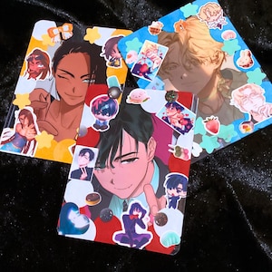 Peut inclure: Trois impressions d'art rectangulaires présentant des illustrations de personnages de style anime décorées avec divers petits autocollants. Les impressions affichent des portraits colorés d'individus aux cheveux et expressions variés.
