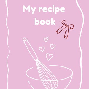 Pode incluir: Capa de livro de receitas rosa com o texto "My recipe book" em branco. Apresenta um batedor e uma tigela brancos, juntamente com três formas de coração. Um contorno branco e um laço vermelho completam o design.