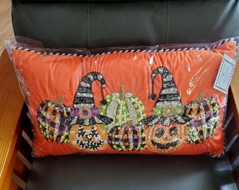 Mackenzie-kinderpompoen met handkralen gemaakt in India Jack O' lantern n Hats-sierkussen 22 x 12 inch Nieuw met label!
