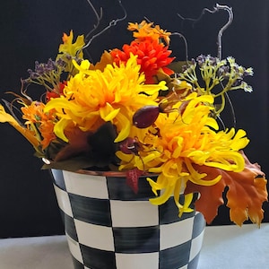 Maceta grande Mackenzie Childs con diseño floral en seda esmaltada en blanco y negro con cuadros cortesanos, 18 cm de alto x 23,4 cm de ancho. ¡NUEVO! ¡REGALO!