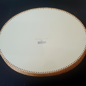 Puede incluir: Un juego de tres tazas de cer&aacute;mica con un acabado mate moteado. Las tazas son en tonos crema, gris claro y gris oscuro. Cada taza tiene un dise&ntilde;o simple y minimalista, ideal para caf&eacute; o t&eacute;.