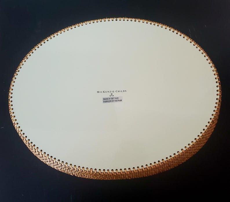 Puede incluir: Un juego de tres tazas de cer&aacute;mica con un acabado mate moteado. Las tazas son en tonos crema, gris claro y gris oscuro. Cada taza tiene un dise&ntilde;o simple y minimalista, ideal para caf&eacute; o t&eacute;.