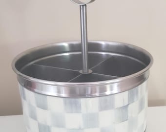 Porta cubiertos de acero inoxidable Mackenzie Childs Sterling Check de 9" x 6,5". ¡Nuevo en caja!