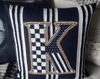 Mackenzie Childs Handmade Monogram 16 x 16 inch sierkussen 'K' met kralen Nieuw met kaartjes eraan! CADEAU!
