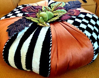 Almohada redonda de calabaza hecha a mano con cuadros y rayas de la cosecha de Mackenzie Child, 16 pulgadas, ¡nueva con etiqueta!