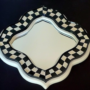 Marco de resina pintado a mano en blanco y negro con espejo de cristal, modelo Courtly Check Quatriflower de Mackenzie Childs, 14 pulgadas cuadradas. Nuevo en caja. imagen 1