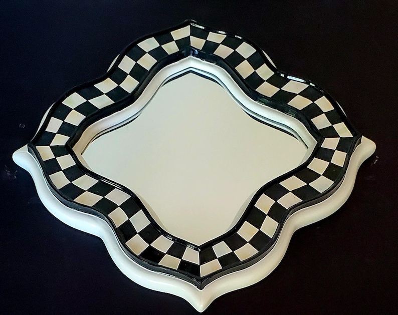 Marco de resina pintado a mano en blanco y negro con espejo de cristal, modelo Courtly Check Quatriflower de Mackenzie Childs, 14 pulgadas cuadradas. Nuevo en caja. imagen 1