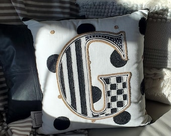 Mackenzie Childs Handmade Monogram 16 x 16 inch sierkussen G met kralen Nieuw met kaartjes erbij! CADEAU!