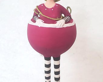 Adorno de cóctel Mackenzie Childs Paciencia Brewster Ruby Wine Girl de 5". ¡NUEVO! ¡REGALO!
