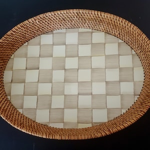 Puede incluir: Un letrero de madera r&uacute;stica con la frase "Welcome to our home" en letras blancas. El letrero presenta un acabado envejecido y un dise&ntilde;o sencillo y acogedor, perfecto para un porche o entrada.