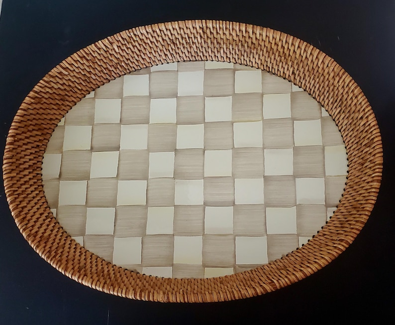 Puede incluir: Un letrero de madera r&uacute;stica con la frase "Welcome to our home" en letras blancas. El letrero presenta un acabado envejecido y un dise&ntilde;o sencillo y acogedor, perfecto para un porche o entrada.