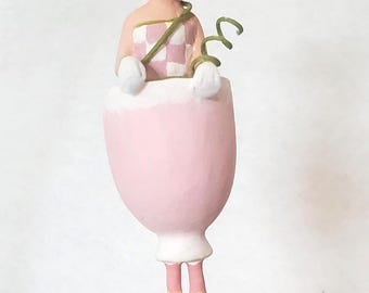 Adorno de cóctel Mackenzie Childs Paciencia Brewster Rose Wine Girl de 5". ¡NUEVO! ¡REGALO!