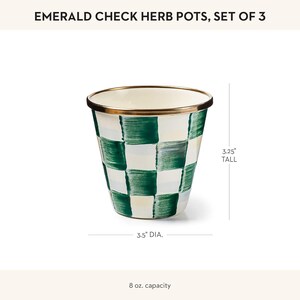K&ouml;nnte beinhalten: Ein Set aus drei Emerald Check Kr&auml;utert&ouml;pfen mit einem Fassungsverm&ouml;gen von 8 oz. Jeder Topf hat ein gr&uuml;n-wei&szlig;es Karomuster, einen goldfarbenen Rand und misst 8,25 cm in der H&ouml;he und 8,89 cm im Durchmesser, wie durch die Ma&szlig;linien dargestellt.