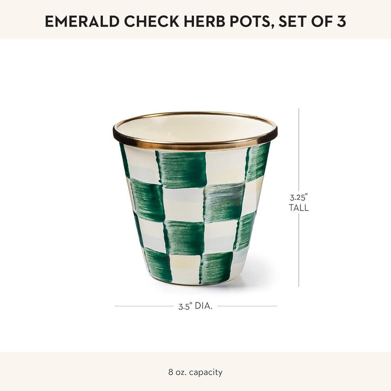 K&ouml;nnte beinhalten: Ein Set aus drei Emerald Check Kr&auml;utert&ouml;pfen mit einem Fassungsverm&ouml;gen von 8 oz. Jeder Topf hat ein gr&uuml;n-wei&szlig;es Karomuster, einen goldfarbenen Rand und misst 8,25 cm in der H&ouml;he und 8,89 cm im Durchmesser, wie durch die Ma&szlig;linien dargestellt.