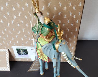 Adorno de Natividad Casper sobre Elefante, hecho a mano por MacKenzie Childs Patience Brewster, 8", ¡Nuevo en caja! ¡REGALO!