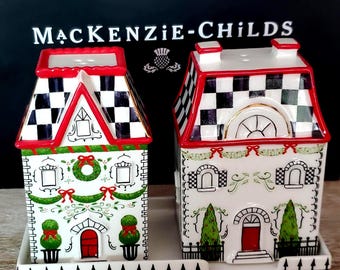 Juego de salero y pimentero Mackenzie Childs Holly Village y bandeja de 5,25" de largo x 3,75" de alto NUEVO en caja original. Regalo.
