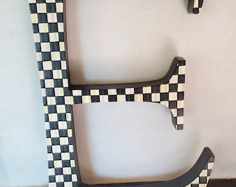 Letra E grande pintada a mano, diseño Courtly Check de Mackenzie Childs, con plantilla. Medidas: 37 cm de alto y 30,5 cm de ancho. Nueva en caja.