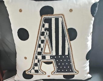 Mackenzie Childs Handmade Monogram 16 x 16 inch sierkussen A met kralen Nieuw met kaartjes erbij! CADEAU!