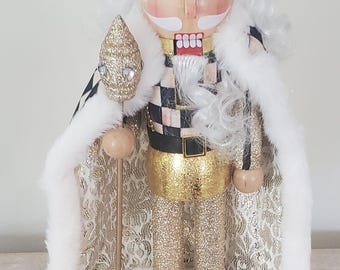 Cascanueces navideño de acebo dorado de Mackenzie Childs, hecho a mano y pintado, de 15" de alto, ¡NUEVO en caja! regalo