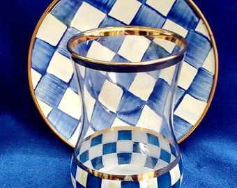 Juego de vaso y platillo para té con cuadros azul real pintados a mano de Mackenzie Childs ¡Nuevo! Sin usar