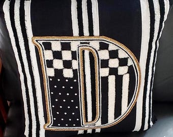 Mackenzie Childs handgemaakte monogram sierkussen 16 x 16 inch met kralen "D" Nieuw met kaartjes erbij! CADEAU!