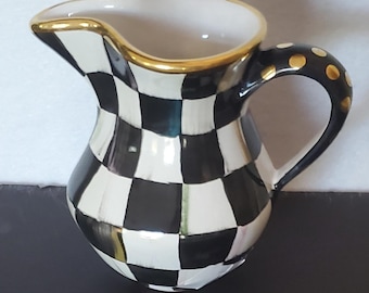 Jarra para crema Mackenzie Childs Courtly Check de cerámica pintada a mano, EE. UU., 11 oz, 5" de alto. ¡Nueva con etiquetas! ¡IDEAL PARA REGALO!