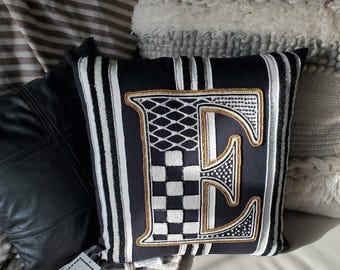 Mackenzie Childs Handmade Monogram 16 x 16 inch sierkussen met kralen 'E' Nieuw met kaartjes eraan! CADEAU!
