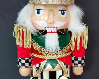 Cascanueces navideño de las Tierras Altas de Mackenzie Childs hecho a mano y pintado de 10" de alto ¡NUEVO en caja! regalo