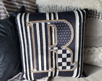 Mackenzie Childs Handmade Monogram 16 x 16 inch sierkussen R met kralen Nieuw met kaartjes erbij! CADEAU!