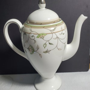 Caffettiera Wedgwood Heiress con coperchio 5 tazze 11&quot; piede al pinnacolo