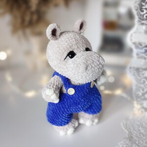 Padrão de crochê em PDF de hipopótamo, brinquedo de pelúcia amigurumi em macacão.