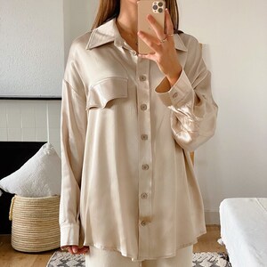 Silkeslen blus Reverie, garderobens basplagg, oumbärlig, feminin, elegant, avslappnad chic, sofistikerad, tidlös, professionell, kontorsklädsel bild 1