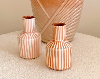 Vase garafe en céramique peint à la main, vase à fleurs à rayures, rêve, décoration d'intérieur de charme, rose, vase Terra, décoratif, décoration méditerranéenne