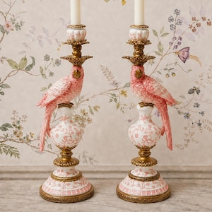 Paire de bougeoirs Palm Beach perroquet rose, bougeoir oiseau, Hollywood Regency, décoration glamour, luxe, décoratif, ornemental, style vintage
