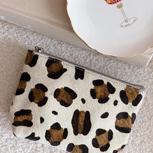 Neceser de piel con estampado de leopardo, neceser de viaje con estampado de leopardo, neceser de piel ecológica, lujoso, versátil y ético, un regalo ideal para ella.