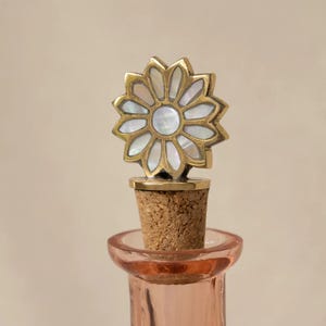 Parelmoer madeliefje bloem flessenstop, bloemen servies, flesaccessoires, barwagen essentieel, bargerei, wijnstopper, gastvrouw cadeau
